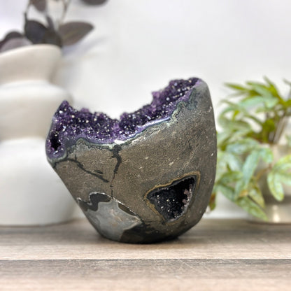 Amethyst groß mit herausragender natürlicher Kalzitbildung und tiefvioletten Kristallen