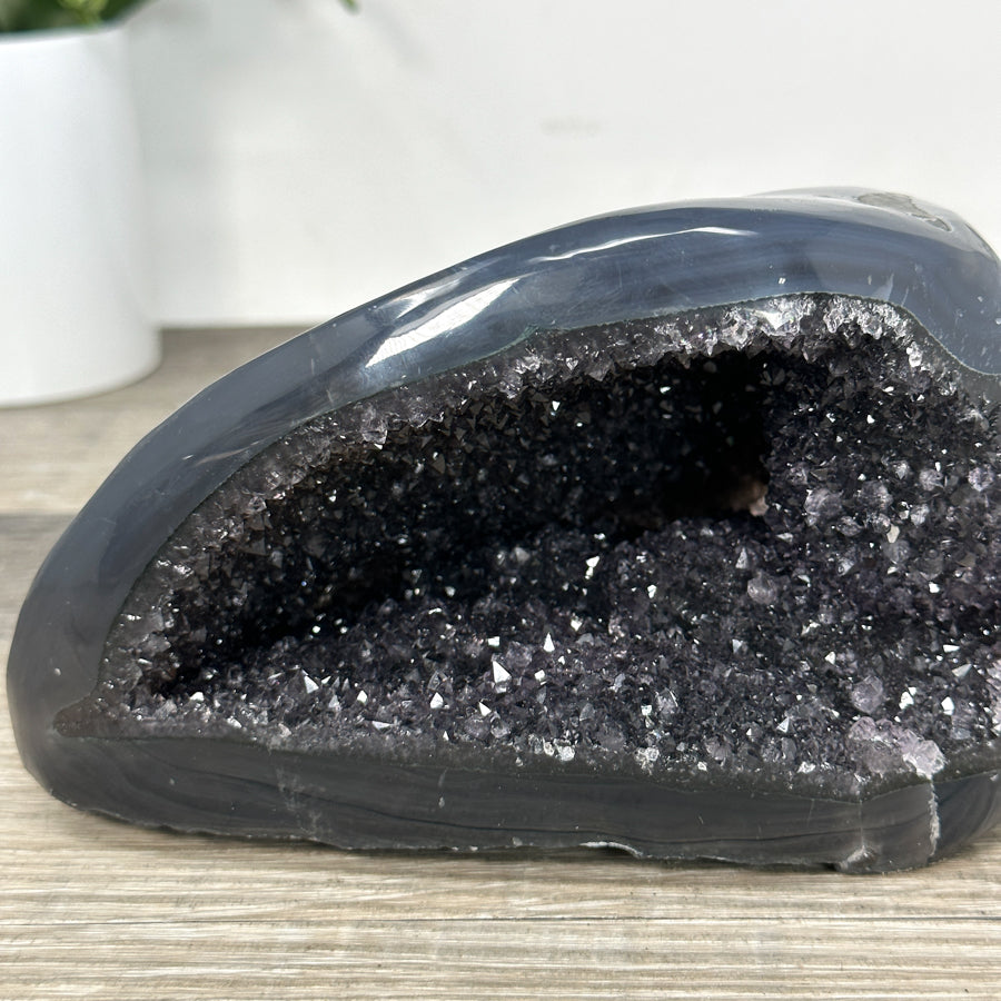 Quarz-Achat-Geode mit polierter Oberfläche und klarer Struktur