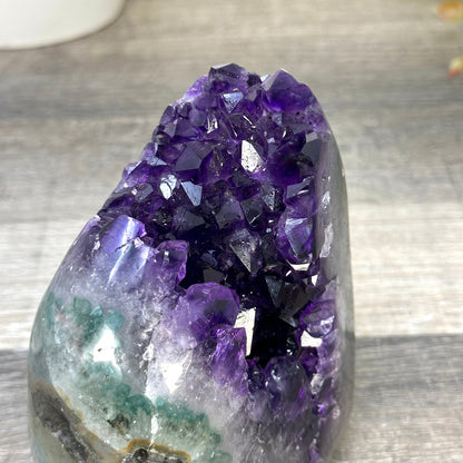 Amethyst-Druse mit natürlicher tiefvioletter Kristallstruktur