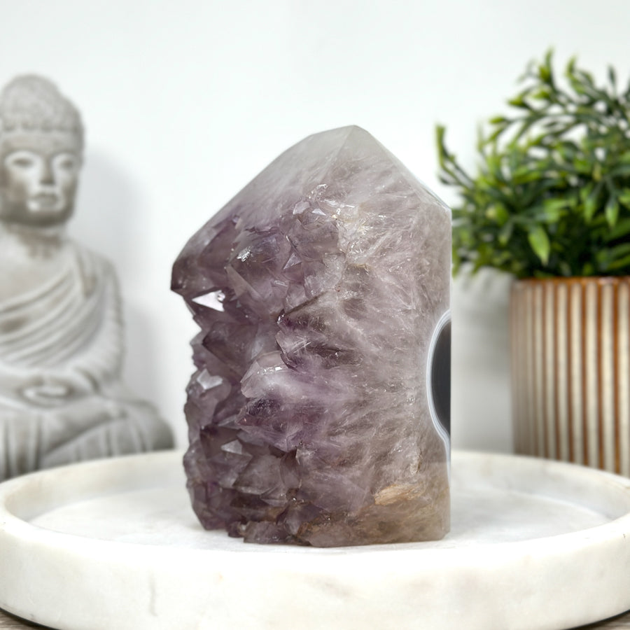 Amethyst-Achat-Obelisk mit großkristalliner Amethystformation