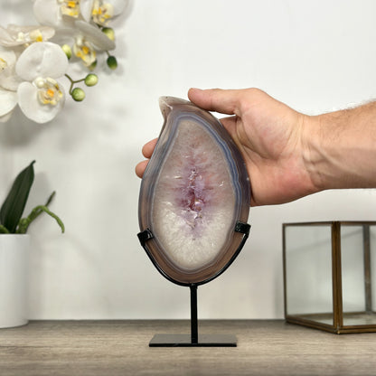 Eine Hand hält das Achat-Quarz-Portal, um die realen Proportionen und die Gesamthöhe von 22,5 cm zu demonstrieren.