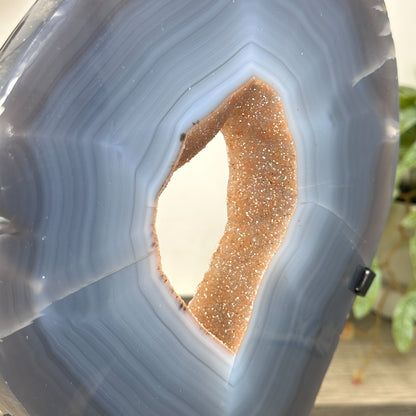 Schräge Seitenansicht der blauen Achatscheibe im Metallträger, die das Profil mit einer Tiefe von 9 cm und die passgenaue Einfassung des Natursteins zeigt.