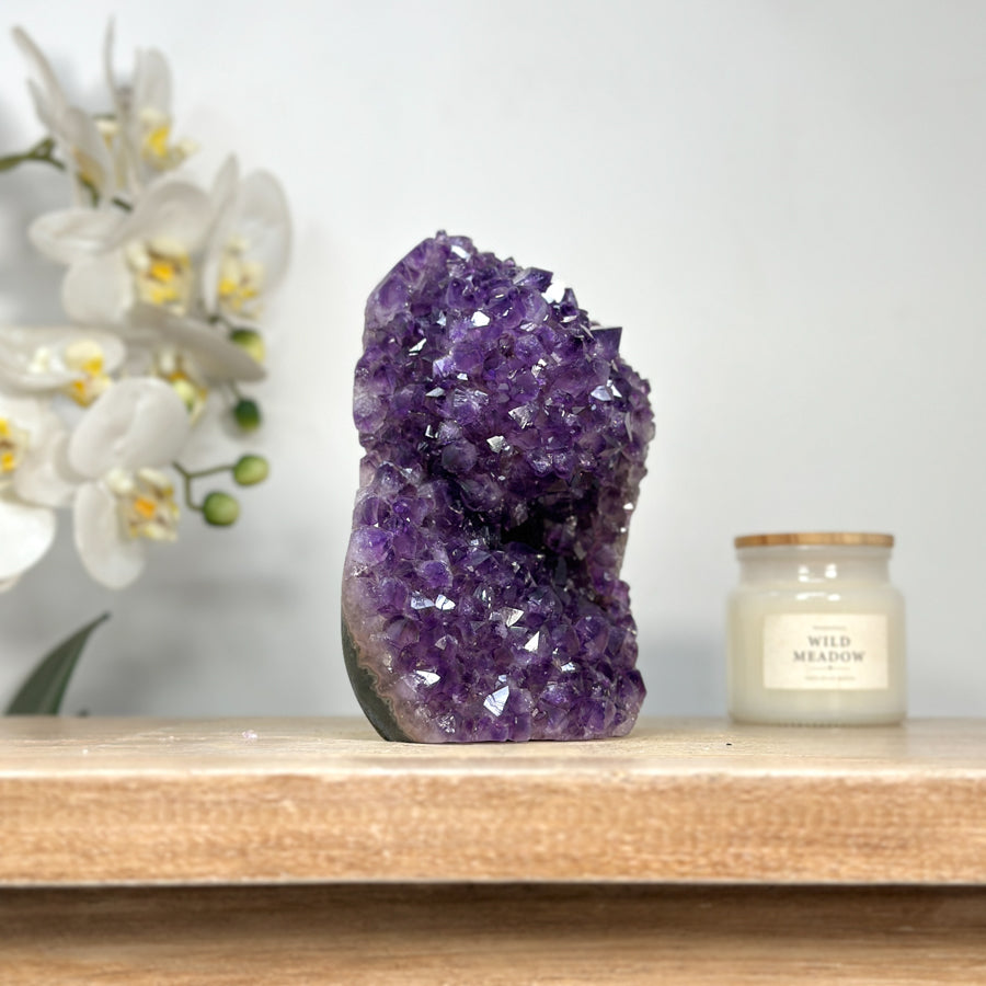 Amethyst-Kathedrale mit violett funkelnder Kristallstruktur und natürlich gewachsener Matrix