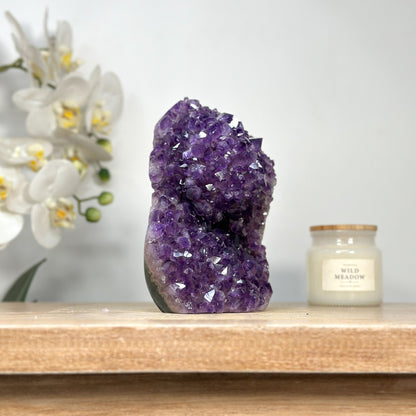 Amethyst-Kathedrale mit violett funkelnder Kristallstruktur und natürlich gewachsener Matrix