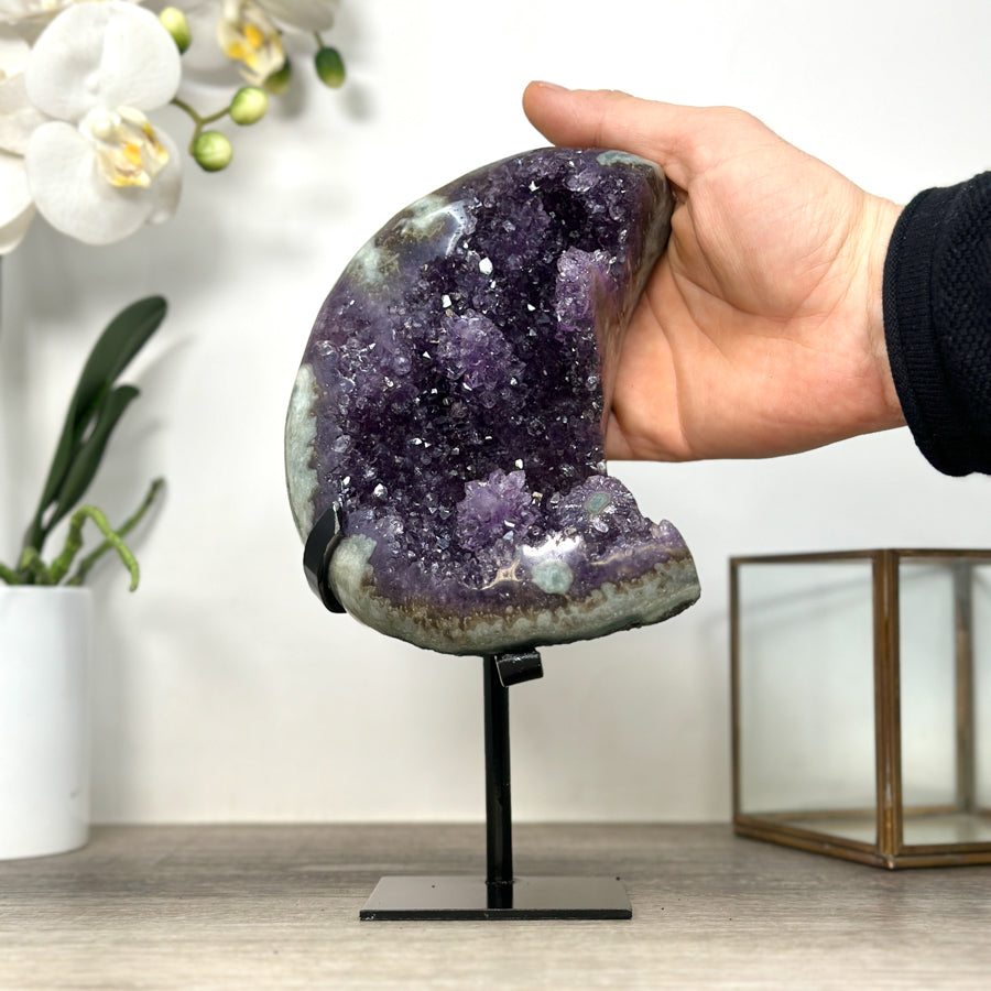 Amethyst-Jaspis-Mond mit grün durchzogener Mineralmatrix