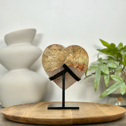 Zuckerquarz-Druzy-Herzskulptur mit fein glitzernder, kompakter Kristalloberfläche