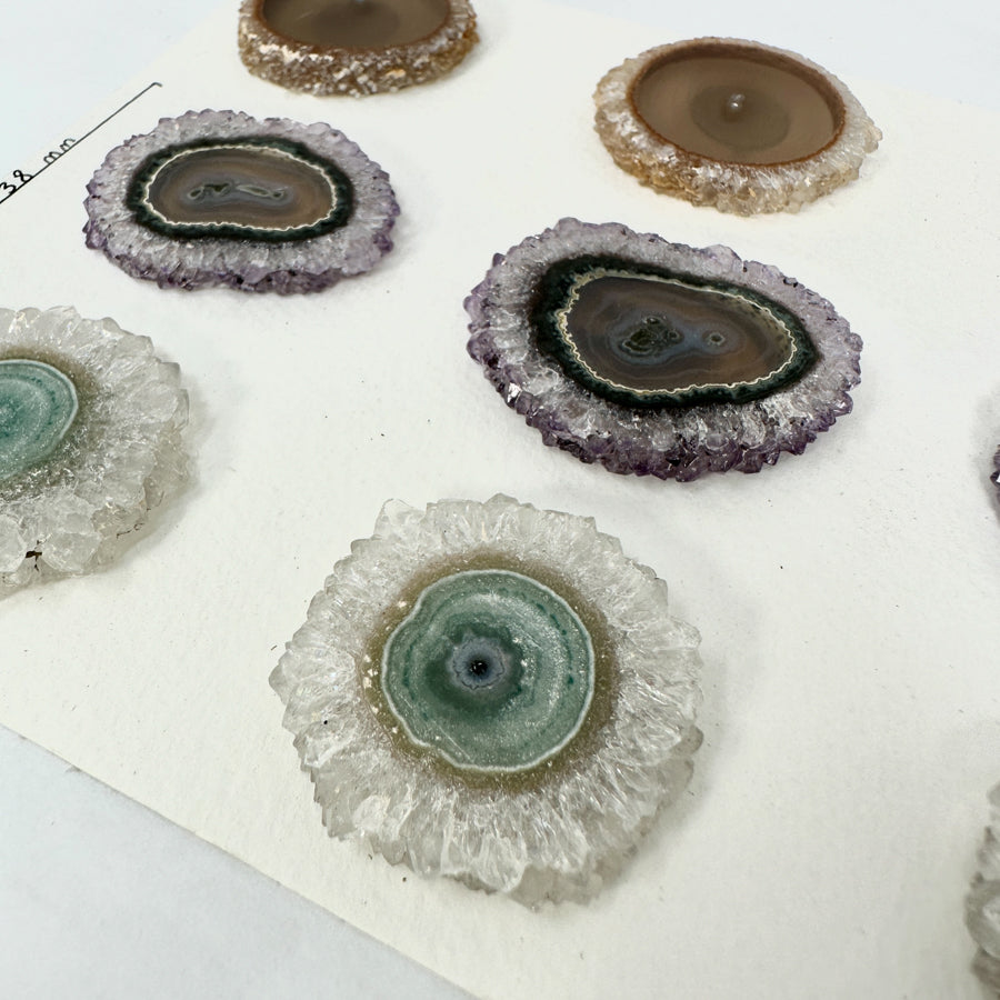 Amethyst-Achat-Quarz-Grünjaspis-Stalaktiten-Scheiben mit vielschichtiger Mineralstruktur