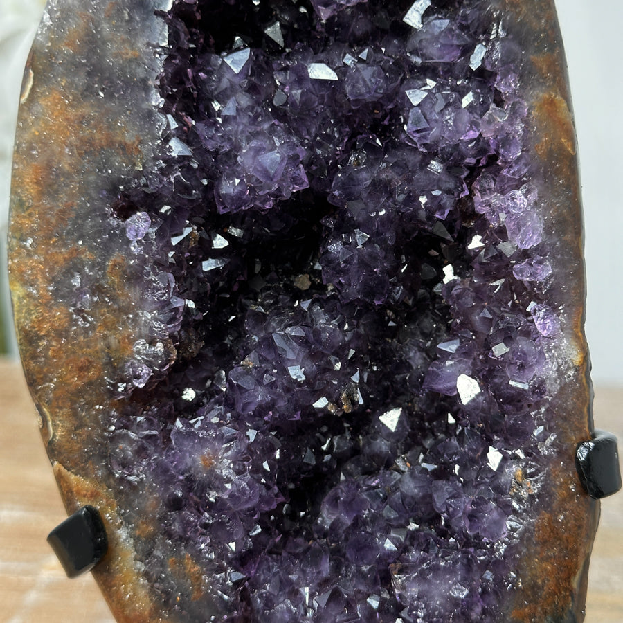 Amethyst-Achat-Geode mit natürlicher Mineralstruktur