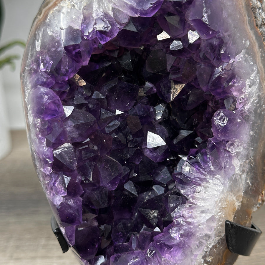 Amethyst-Geode mit tief gesättigter Violettfärbung
