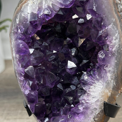 Amethyst-Geode mit tief gesättigter Violettfärbung