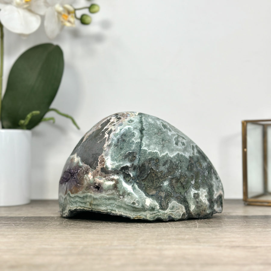 Amethyst-Geode mit strukturierter Jaspis-Schale