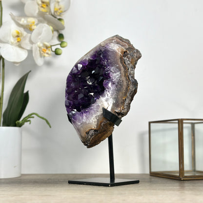 Amethyst-Geode mit tief gesättigter Violettfärbung