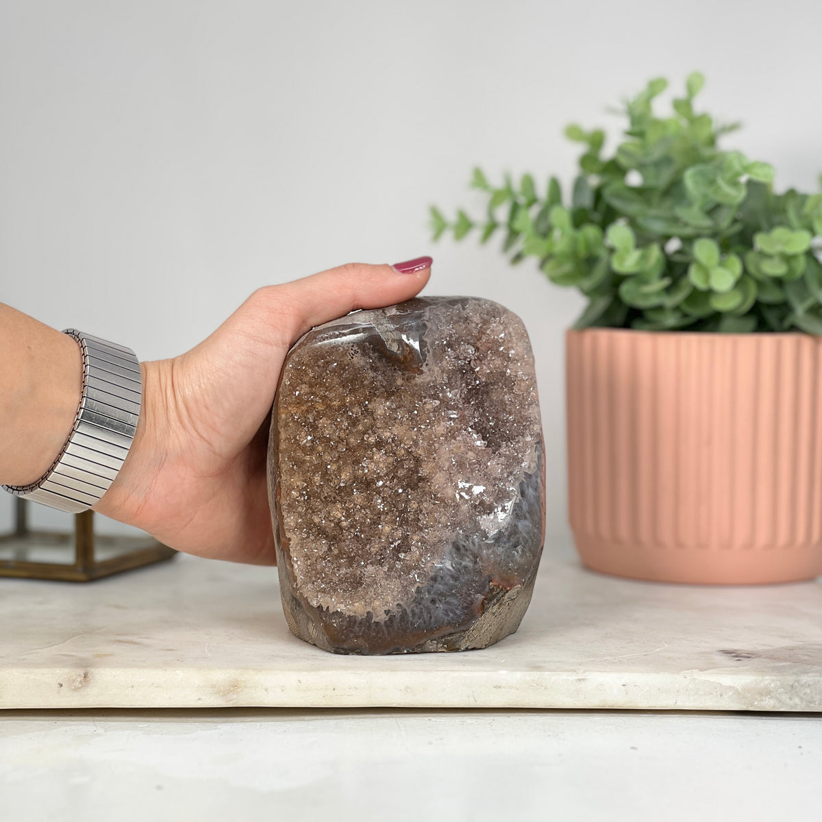 Zuckerquarz-Druse mit gelblich schimmernder Druzy-Oberfläche