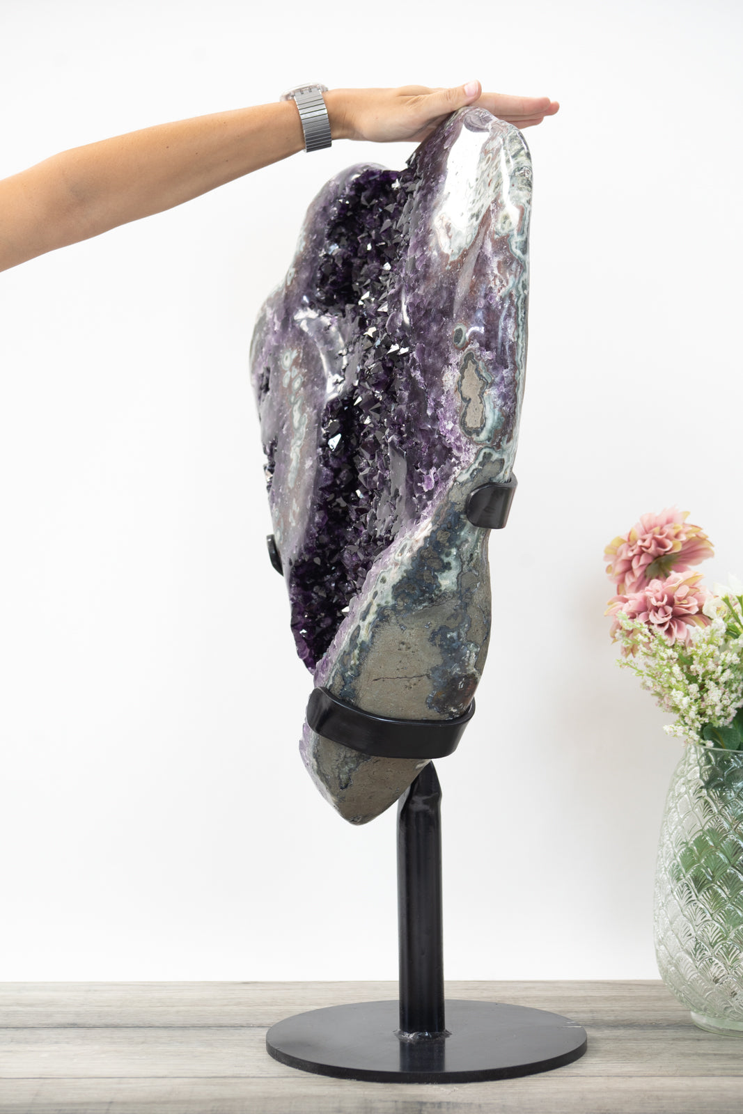 Amethyst-Jaspis-Kristallcluster XXL mit kontrastreicher Mineralmatrix, in exklusiver Premiumqualität