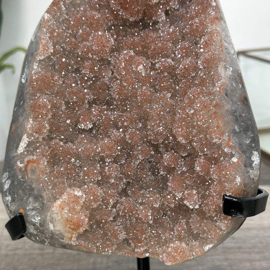 Kristallcluster mit lebhaft strukturierter, orangefarbener Oberfläche