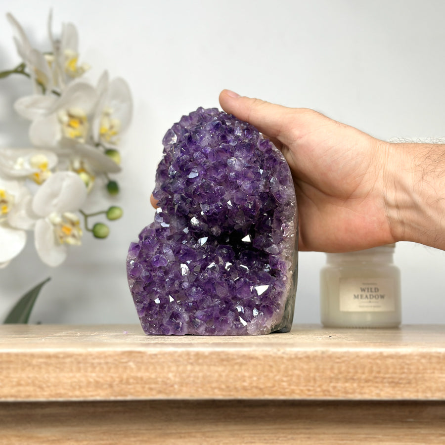 Amethyst-Kathedrale mit violett funkelnder Kristallstruktur und natürlich gewachsener Matrix