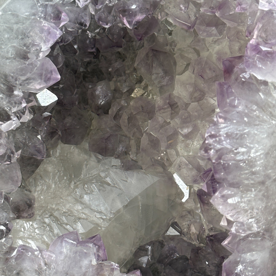 Amethyst-Grünjaspis-Obelisk mit lebendiger Farbstruktur