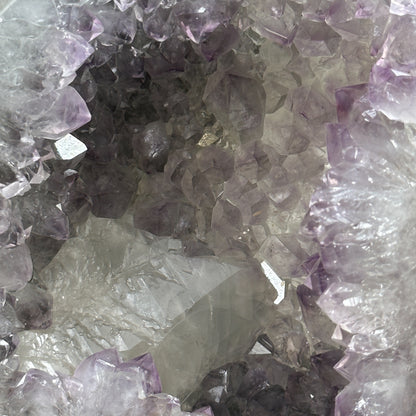 Amethyst-Grünjaspis-Obelisk mit lebendiger Farbstruktur