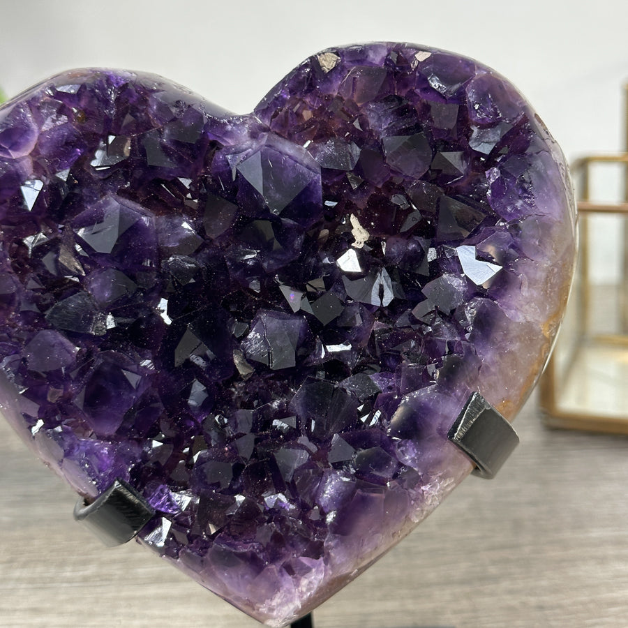 Amethyst-Herzskulptur mit natürlicher Kristallstruktur