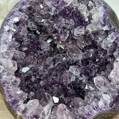 Amethyst-Geode mit samtig violetter, kraftvoller Kristallstruktur