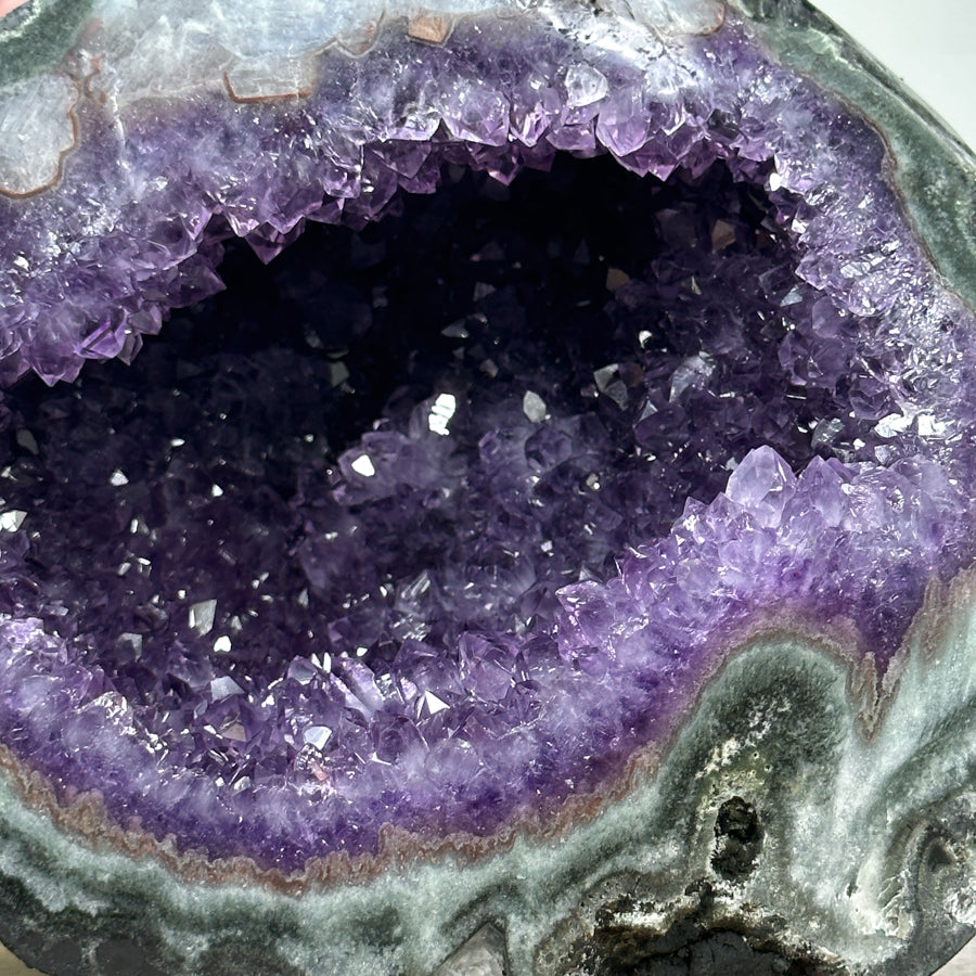Amethyst-Geode mit Jaspis-Schale und klar definierter Kristallkammer
