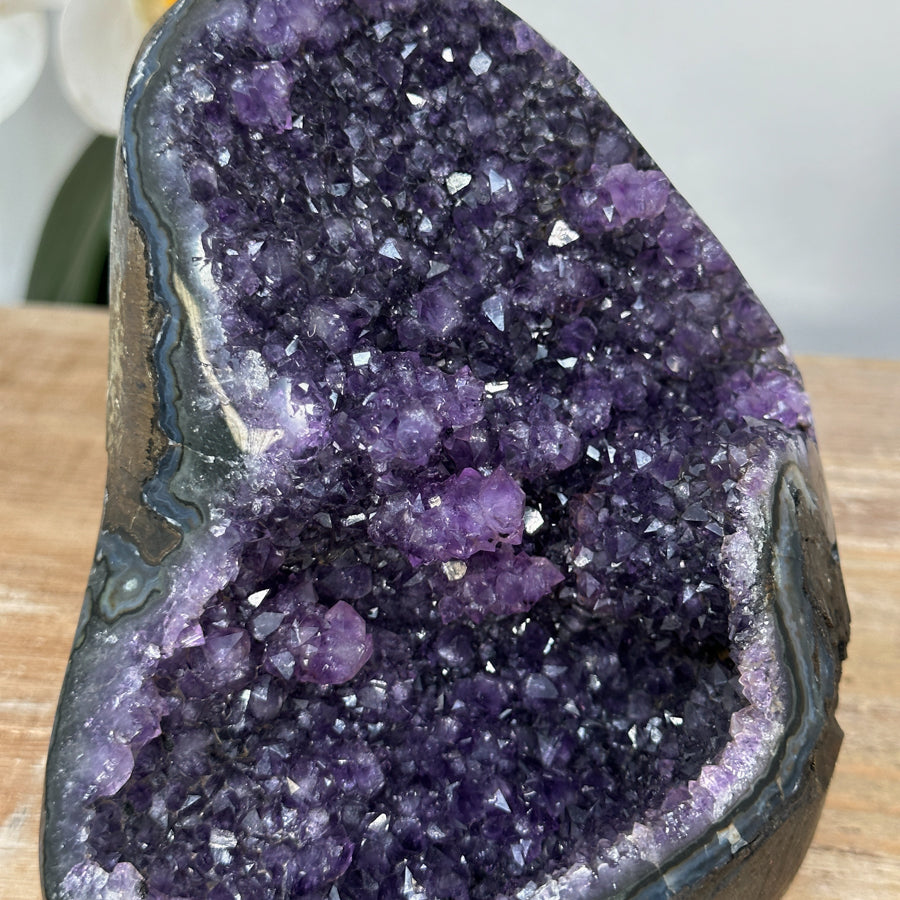 Amethyst-Druse mit tief ausgeprägter, architektonischer Kristallkammer