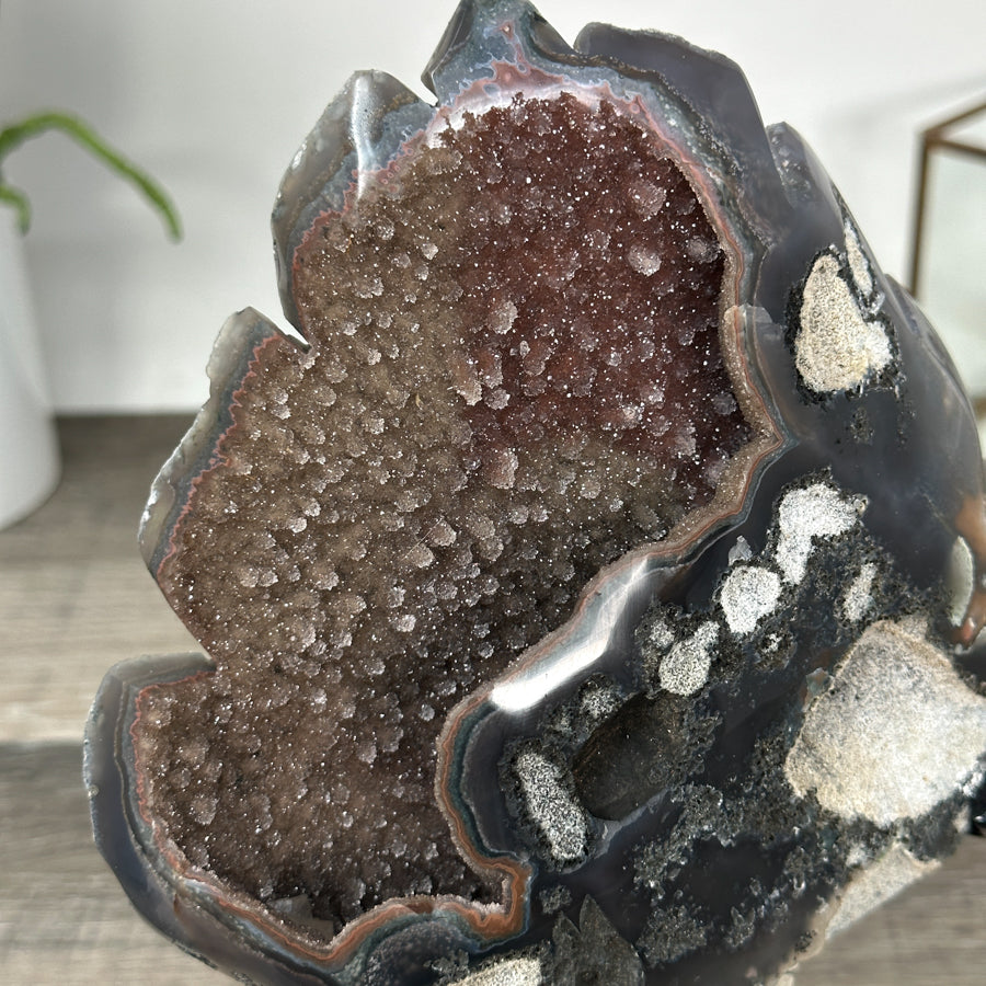 Achat-Geode mit braunen Nuancen und Druzy-Kristallen als Stein-Blatt