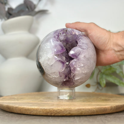 Amethyst-Achat-Steinkugel mit groß gewachsenen Kristallen und klarer Struktur