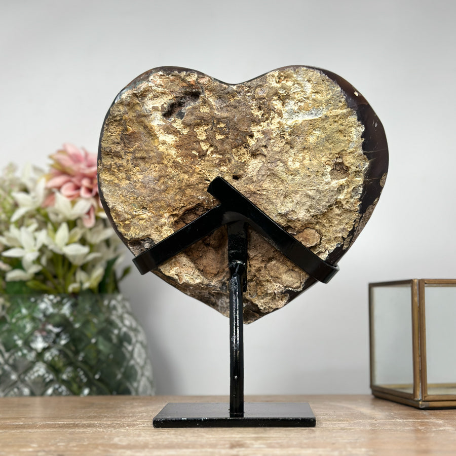 Amethyst-Herzskulptur mit polierter Naturstruktur