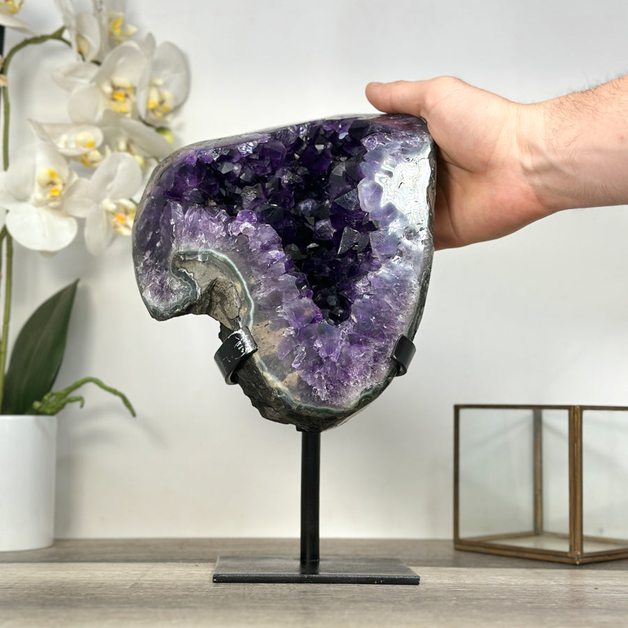Amethyst-Geode groß mit klar definierter, prismatischer Formation