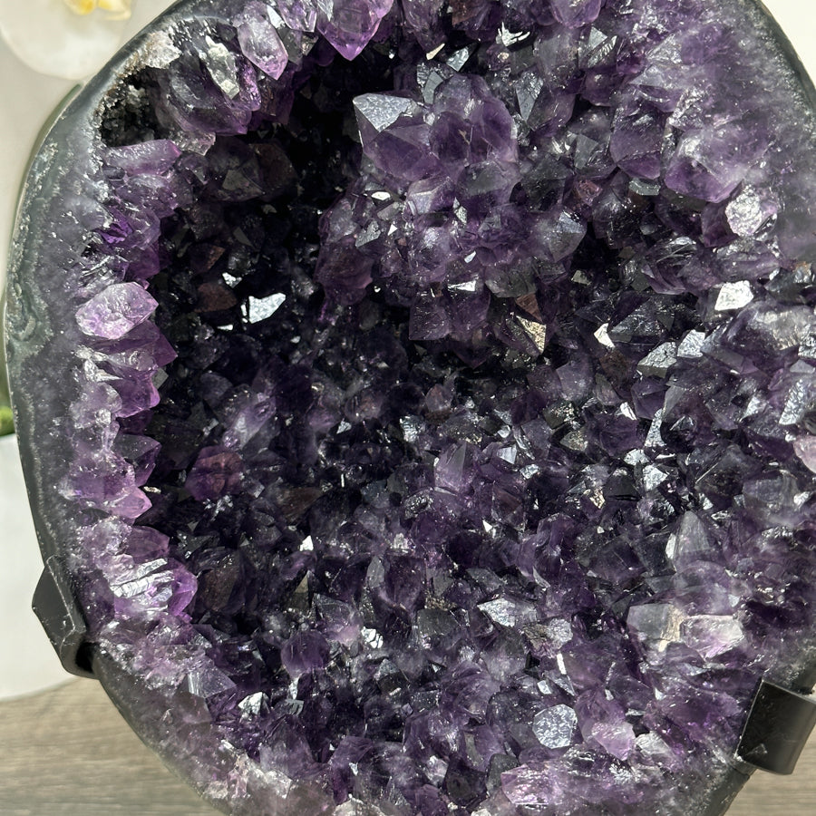 Amethyst-Geode mit groß gewachsener Kristallfläche