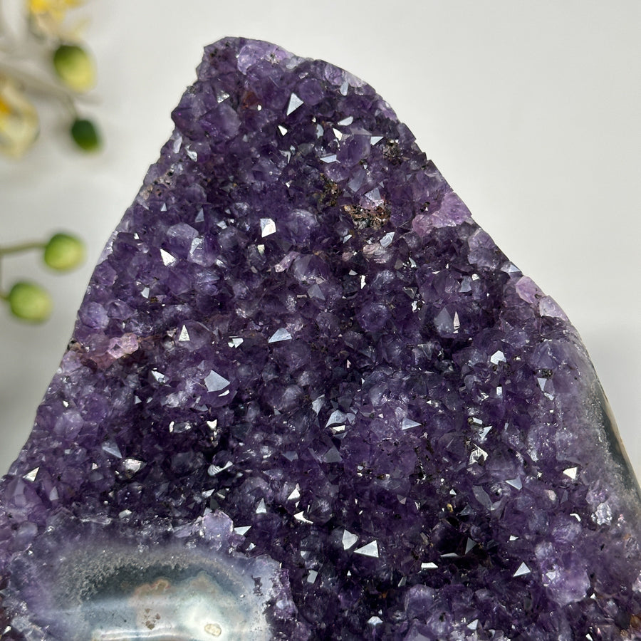 Amethyst-Kathedrale mit stalaktitischer Kristallbildung und beeindruckenden Stalaktitenaugen