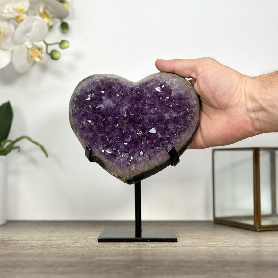 Amethyst-Achat-Herzskulptur mit gebänderter Achatstruktur und violetter Kristallzone