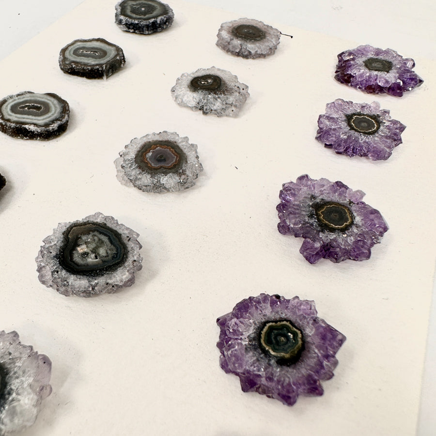 Amethyst-Grünjaspis-Stalaktiten-Scheiben mit kontrastreicher Kristallstruktur
