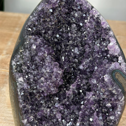 Amethyst-Druse mit weit geöffneter, violetter Kristallkammer
