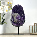 Amethyst-Stein mit kontrastreicher Kalzit- und schwarzer Hämatit-Matrix