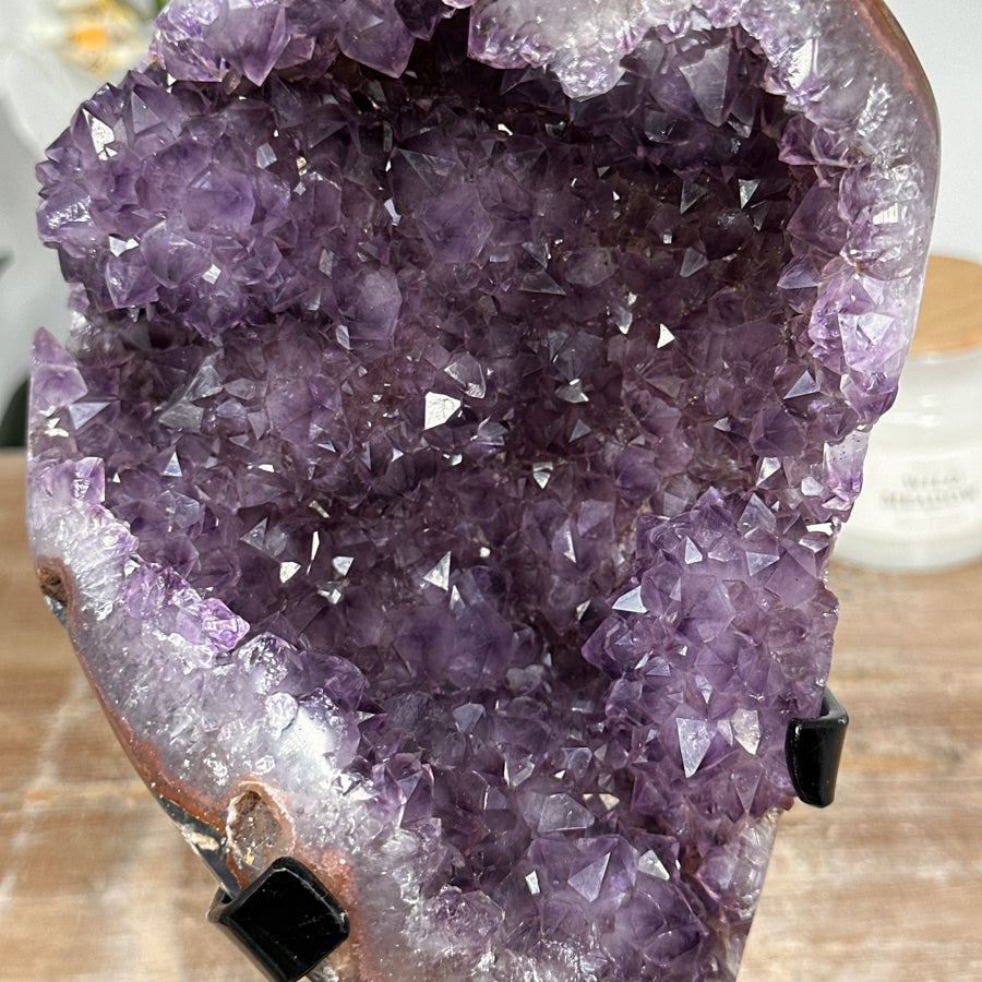 Amethyst-Geode mit rottoniger Jaspis-Schale