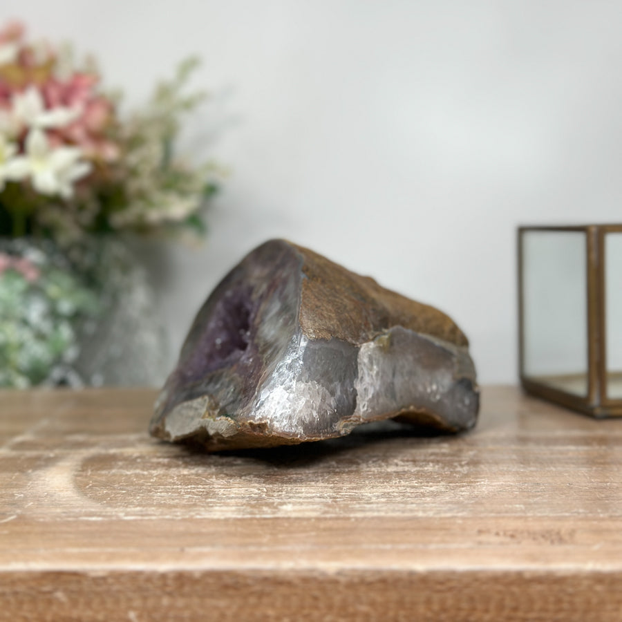 Amethyst-Geode mit lebendig schimmernder, violetter Kristallstruktur