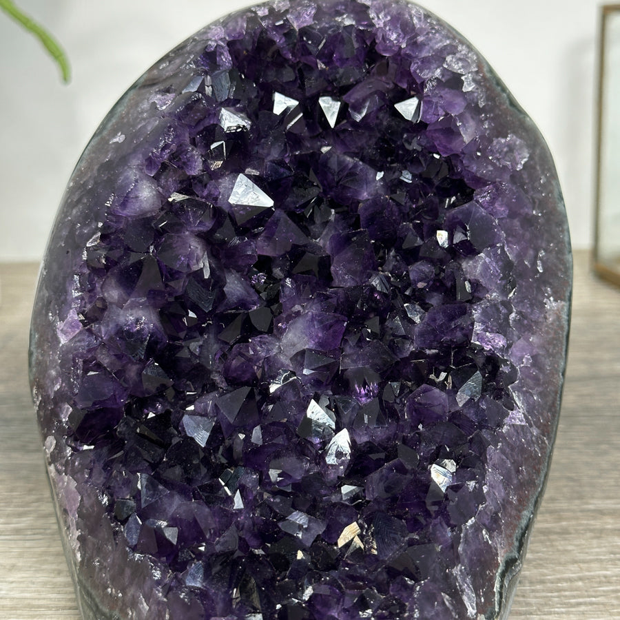 Amethyst-Druse mit großkristalliner, tiefvioletter Kristallstruktur