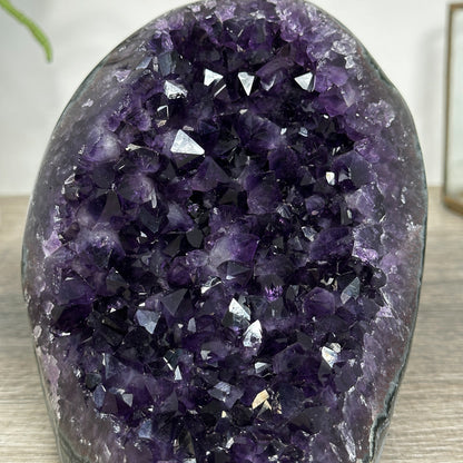 Amethyst-Druse mit großkristalliner, tiefvioletter Kristallstruktur