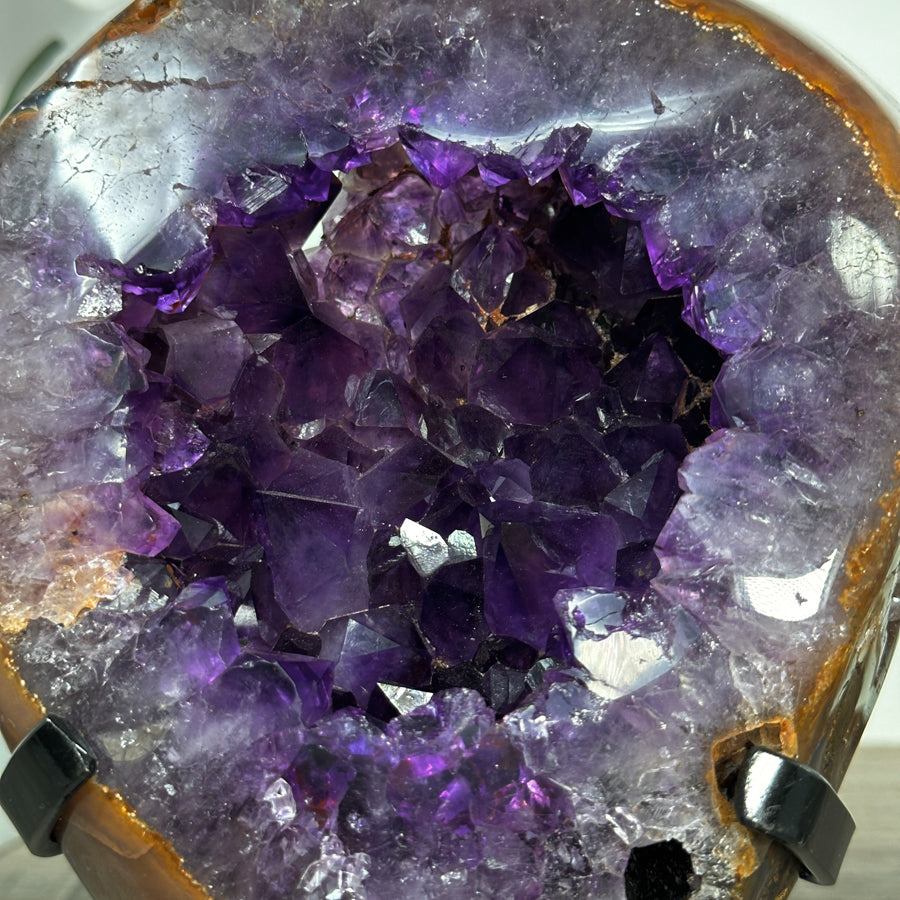 Amethyst-Geode mit kontrastreicher Achat-Randzone