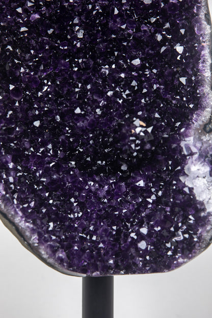 Amethyst-Geode groß mit ausgeprägter Stalaktitenstruktur, in exklusiver Premiumqualität