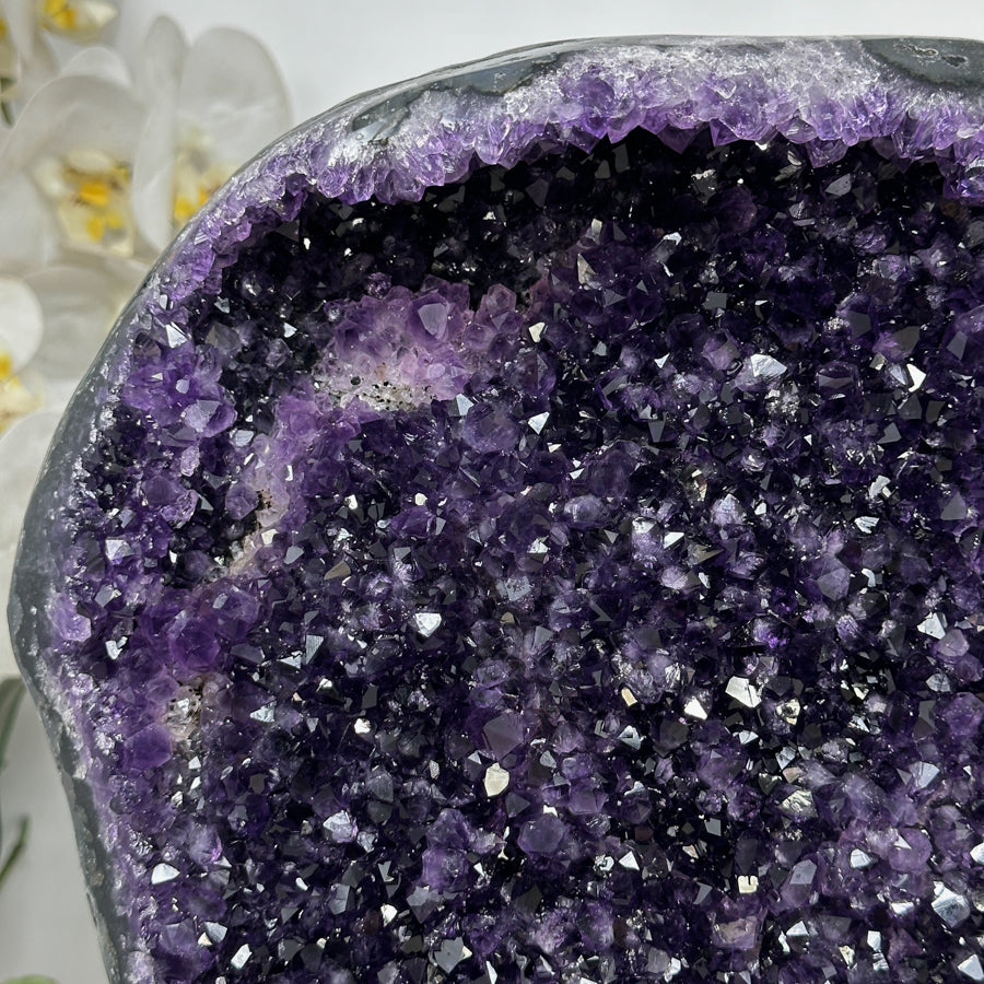 Amethyst-Geode XL mit weit geöffneter, funkelnder Kristallkammer