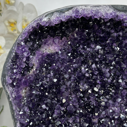 Amethyst-Geode XL mit weit geöffneter, funkelnder Kristallkammer