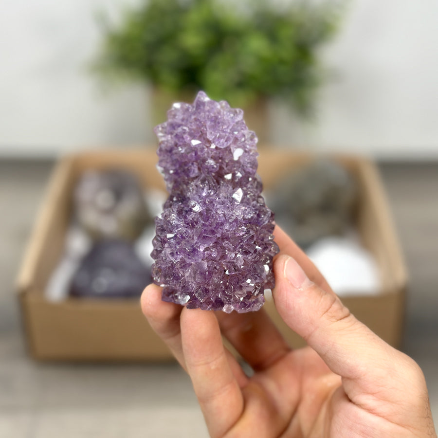 Mineralien-Ensemble mit markanter Formation und strukturierter Kristallbildung