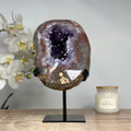 Amethyst-Geode mit markanter Quarzschale