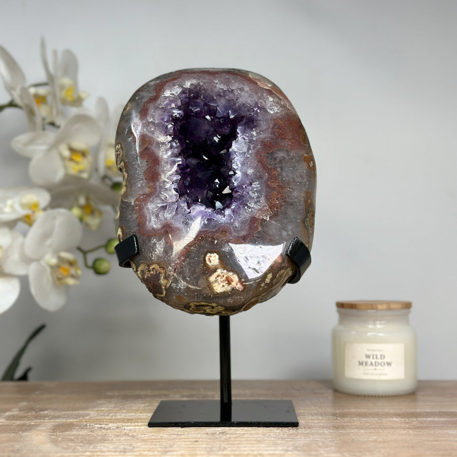 Amethyst-Geode mit markanter Quarzschale