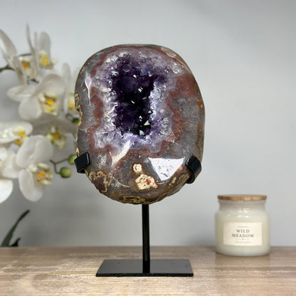 Amethyst-Geode mit markanter Quarzschale
