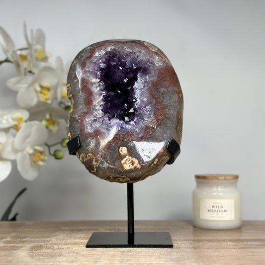 Amethyst-Geode mit markanter Quarzschale