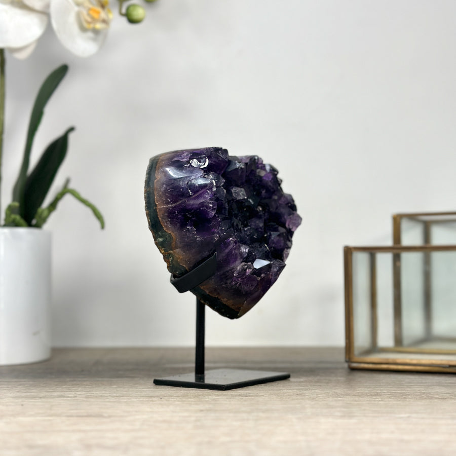 Amethyst-Herz mit tiefvioletter, intensiv schimmernder Kristallstruktur